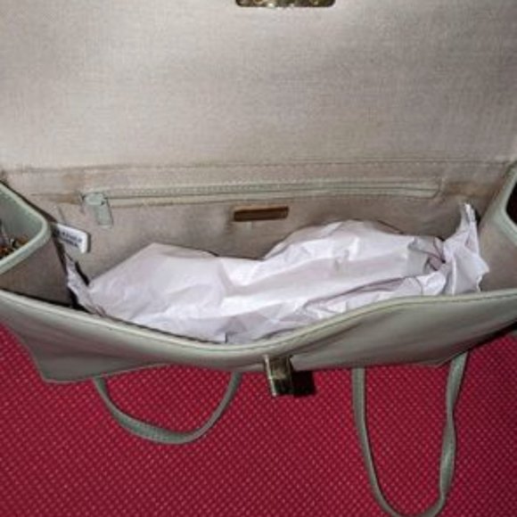 Beautiful Light Gray Crossbody Bag By Amanda Smith. Very Nice And Roomy - Picture 6 of 7